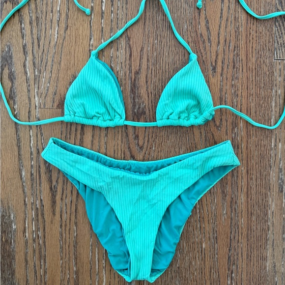 Lulu’s bikini - Picture 2 of 5